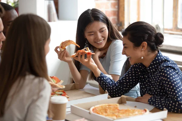 Multicultural students best friends gathered together eating pizza — Stock Photo, Image