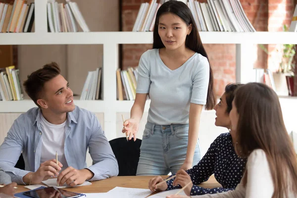 Asiatico studente piombo gruppo riunione di multi-etnico compagni di scuola — Foto Stock