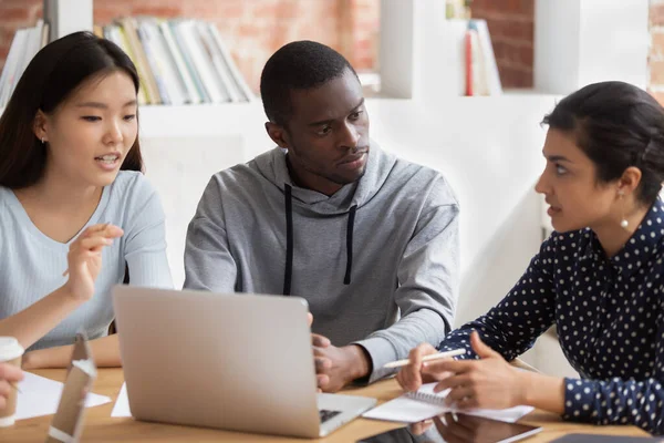 Africano ragazzo asiatico e indiano ragazze fare assegnazione insieme — Foto Stock