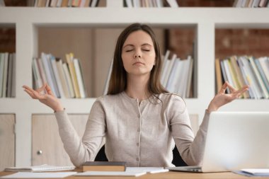 Öğrenci kız okuldan sonra armoniye ulaşmak için yoga alıştırması yapıyor mu?