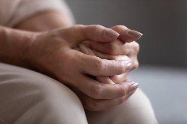 Yaşlı yaşlı kadınların ellerinin kenetlenişini yakından izle.