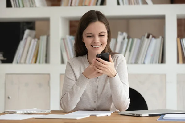 Mujer atractiva se siente feliz recibido mensaje de noticias positivas —  Fotos de Stock