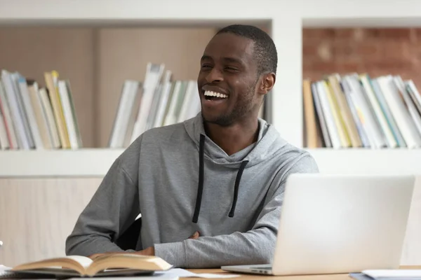 Studente africano realizzare il lavoro guardando lontano chattare con gli amici — Foto Stock