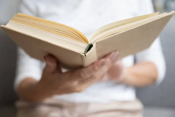 Velha mulher mãos segurando livro de leitura, close-up view — Fotografia de Stock