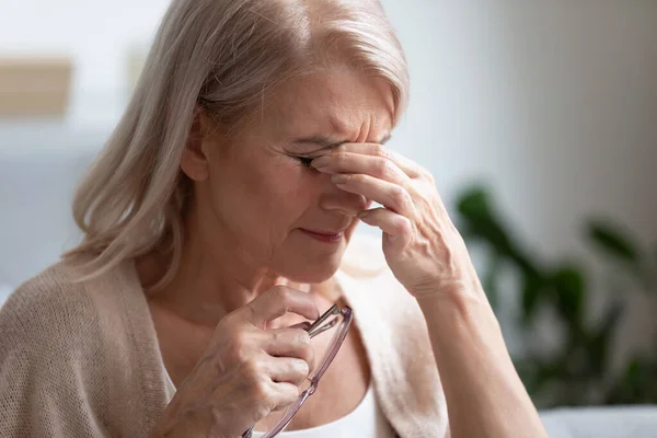 Stanco sconvolto donna di mezza età togliersi gli occhiali strofinando gli occhi — Foto Stock