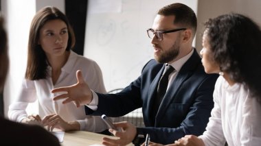 Şirket eğitiminde başarılı bir işadamı eğitmen takımı.