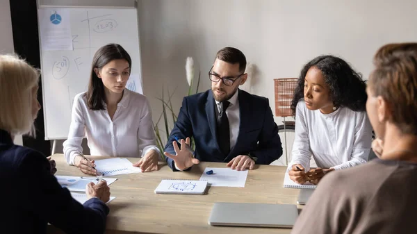 Gericht zakenman leider uit te leggen corporate strategie tijdens team briefing — Stockfoto