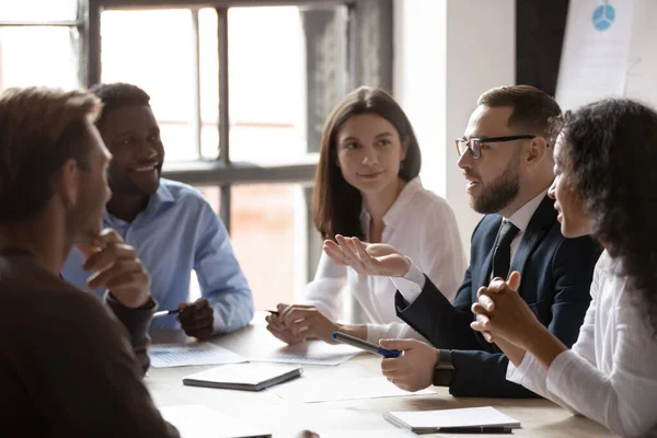 Multiracial business team människor lyssnar manliga mentor på marknadsföring workshop — Stockfoto