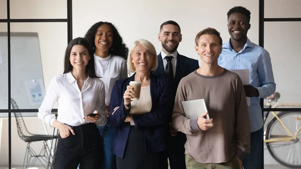 Alegre grupo de empresarios corporativos mirando la cámara en la oficina, retrato — Foto de Stock