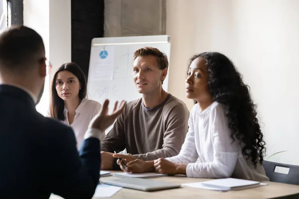 Personas de negocios diversas grupo de escuchar mentor en la formación corporativa — Foto de Stock