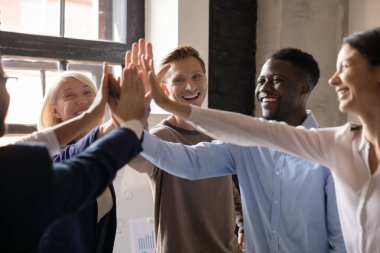 Motive olmuş çeşitli profesyonel takımlar birlikte beşlik çakın ve başarıyı kutlayın.