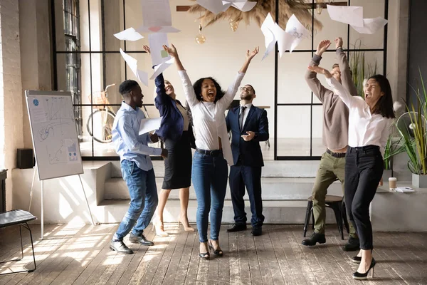 Lustig glücklich multirassische Corporate Team Menschen tanzen werfen Papiere — Stockfoto