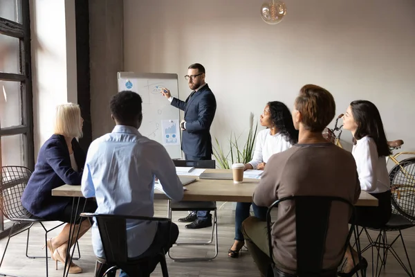 Seriös affärsman utbildning talare ger presentation på företagets möte — Stockfoto