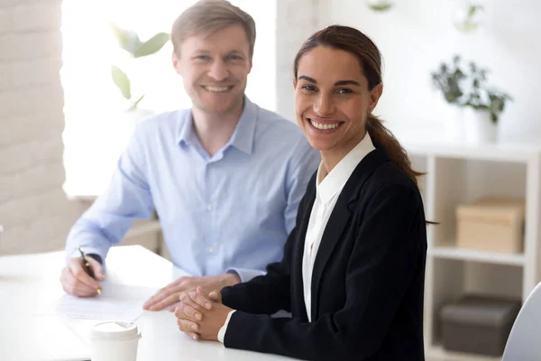 Diverse gut gelaunte Geschäftspartner blicken in die Kamera. — Stockfoto