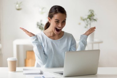 Şaşırdım genç melez iş kadını iyi haberlerle e-posta aldı..