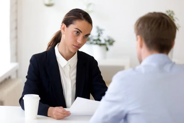 Jovem gerente de horas feminino realizando entrevista de emprego com o candidato masculino . — Fotografia de Stock