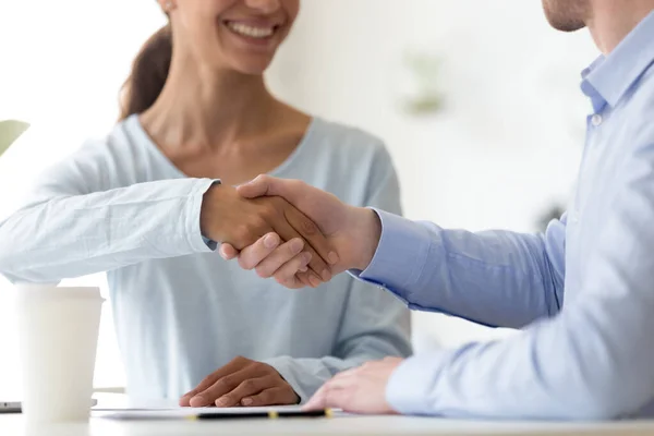 Cerca de la mujer sonriente estrechando la mano con su pareja masculina segura . — Foto de Stock