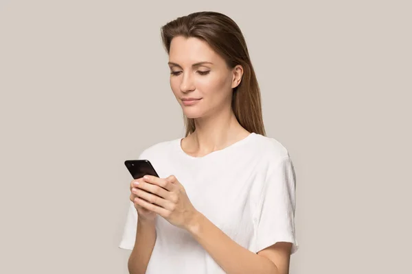 Millennial chica utilizando la navegación por Internet en el teléfono inteligente — Foto de Stock