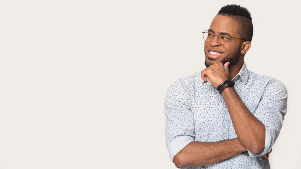 Sonriente afroamericano hombre mira espacio de copia en blanco —  Fotos de Stock