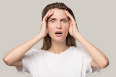 Afallamış milenyum kadını, kameraya bak, kötü haberle şok olmuş.