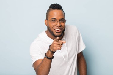 Gülümseyen Afrikalı Amerikalı adam kameraya bakıyor.