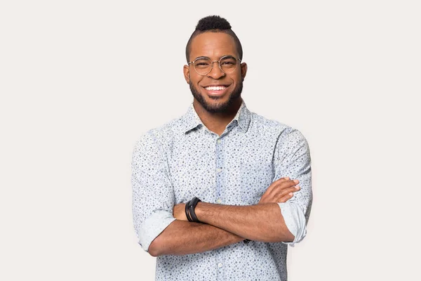 Glimlachende Afrikaanse Amerikaanse man in bril poseren in de studio — Stockfoto