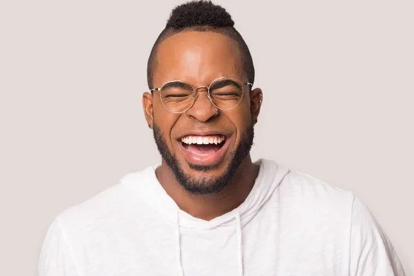 Huvudskott av överlycklig afrikansk amerikansk man skrattar — Stockfoto