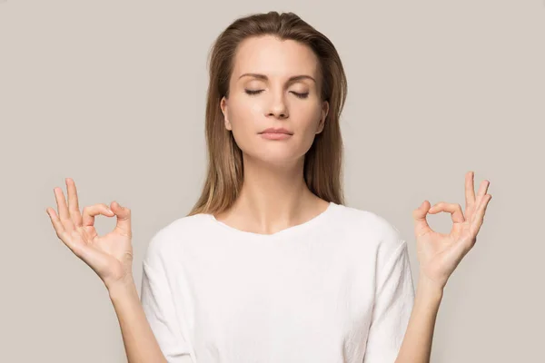 Lugn ung kvinna meditera med slutna ögon — Stockfoto