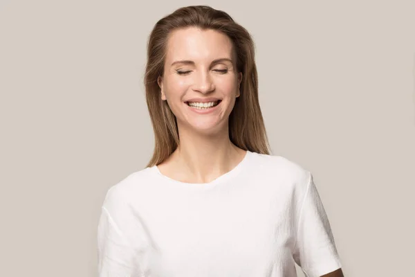 Mutlu genç kadın gülüyor beyaz dişlerini göstererek — Stok fotoğraf