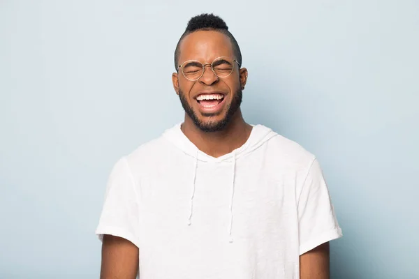 Porträtt av överlycklig afrikansk amerikansk man i glasögon skrattar — Stockfoto
