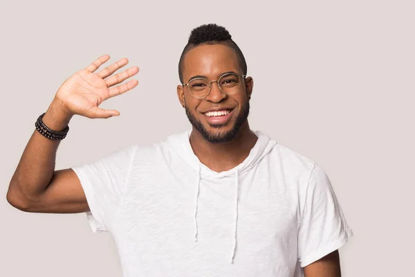 Sonriente hombre afroamericano saludando a la cámara — Foto de Stock