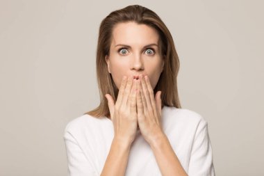 Korkmuş bin yıllık kadın kameraya bak şok olmuş ya da korkmuş.