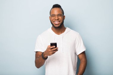 Modern cep telefonu kullanan aşırı neşeli Afrikalı Amerikalı erkek müşteri