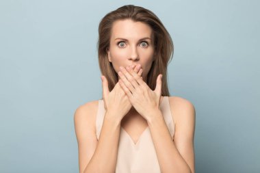 Şok olmuş milenyum kadını haberlerle şaşkına dönmüş kameraya bak.