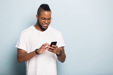 Akıllı telefondan sınırsız kablosuz interneti karıştıran mutlu çift ırklı adam.