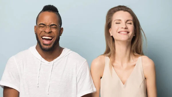 Przepełniony radością wielonarodowy mężczyzna i kobieta śmieją się z zabawnego żartu — Zdjęcie stockowe