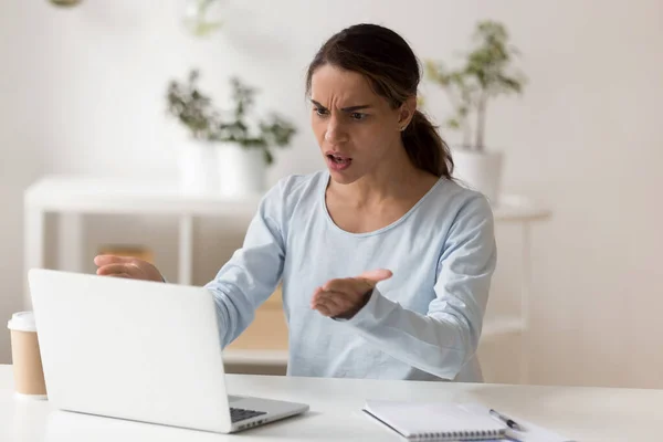 Arga tusenåriga kvinnliga arbetstagare anställd irriterad av långsam dator arbete. — Stockfoto