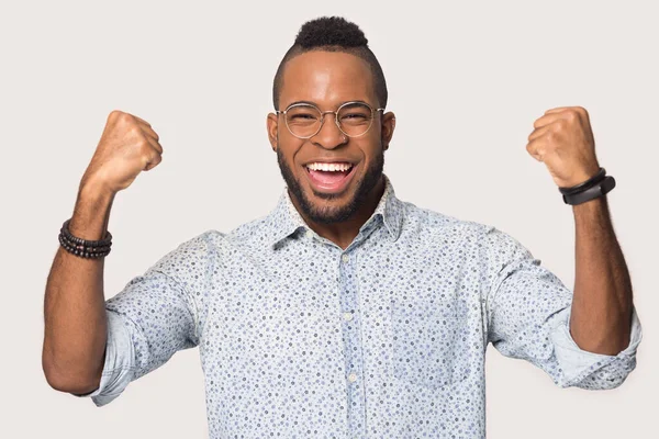 Alegre hombre biracial se siente eufórico celebrando ganar —  Fotos de Stock