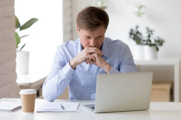 Hombre serio atrapado con la tarea difícil, cálculos de informes, resolución de problemas . — Foto de Stock