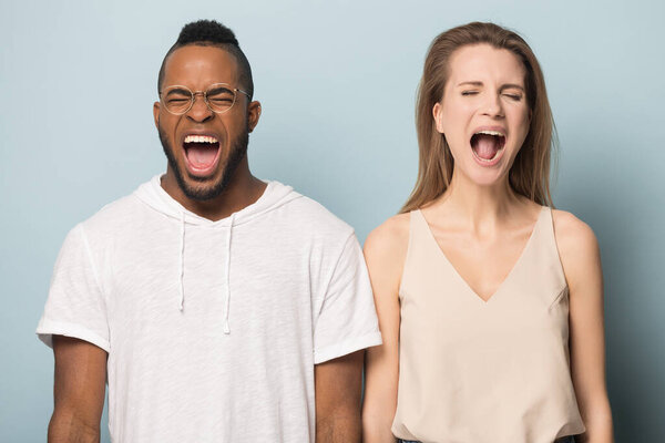 Мультирасовые мужчины и женщины кричат о больших продажах
