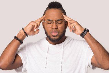 Yorgun, çift ırklı bir adam baş ağrısı çekiyor.