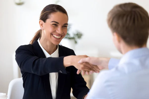 Gelukkig vrouwelijk gemengd ras manager schudden handen met baan aanvrager. — Stockfoto