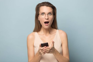 Şok olmuş milenyum kadını internet haberlerine şaşırdı.