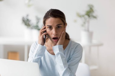 Kafasından vurulmuş, şok olmuş bir kadın inanılmaz haberler dinliyor..