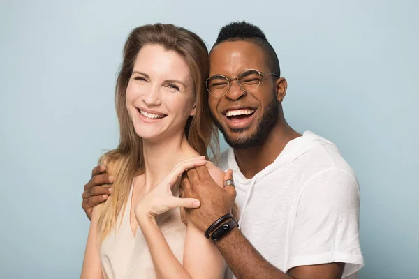 Ritratto di uomo e donna multietnici che posano insieme in studio — Foto Stock