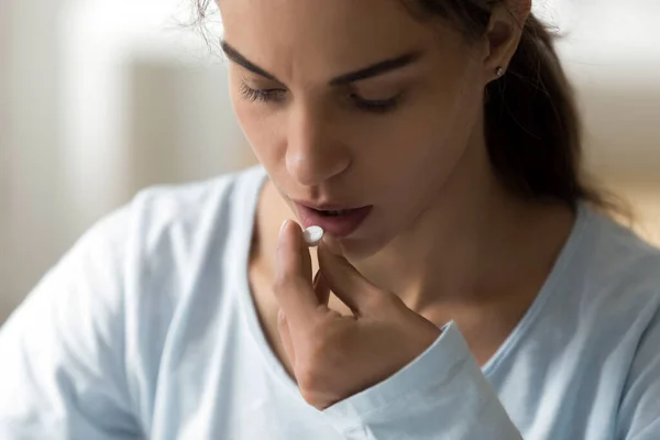 Millennial Lady nimmt Vitamine Medizin, Antidepressiva, Schmerzmittel. — Stockfoto