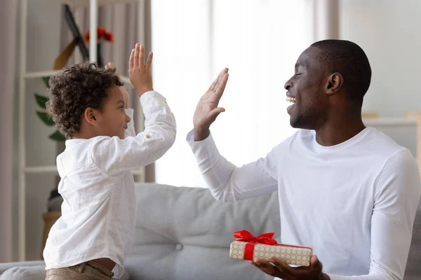 Feliz padre étnico dar cinco alto agradeciendo pequeño hijo — Foto de Stock