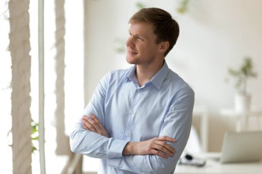 Ofisin penceresinden bakan hayalperest iş adamı.