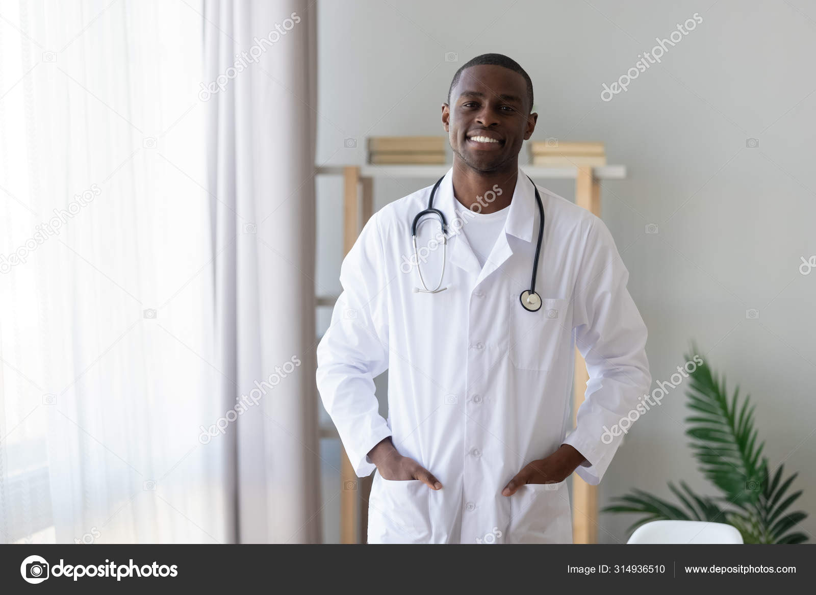 医院穿着制服的分娩男医生画像 图库照片 C Fizkes