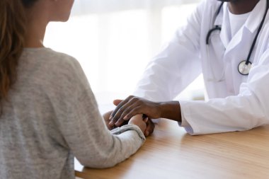 Çift ırklı doktorların kapatılması kadın hastalara destek oluyor.